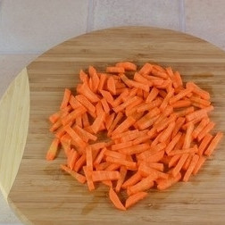 1. Этап. Суп с рисом и картошкой: Морковь натереть на на крупной терке, либо нарезать на мелкие брусочки.