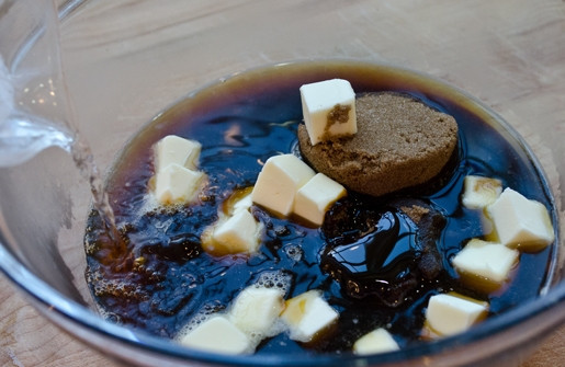 1. Этап. Имбирный хлеб: 2. В другой миске соедините патоку с мягким маслом и сахаром.