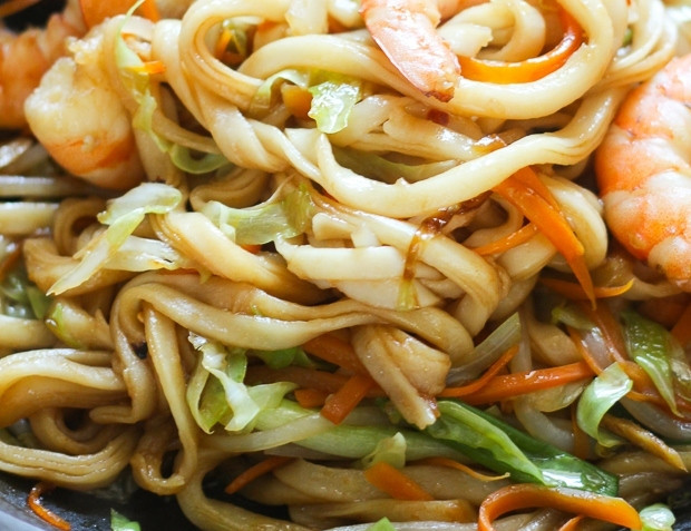 1. Этап. Лапша Удон с морепродуктами: На этом этапе доведите блюдо до вкуса, я добавляю соевый соус и немного перца. Перемешайте и подержите на огне еще 3 минуты. Подавайте лапшу в блюде, посыпьте кунжутом и угощайтесь.