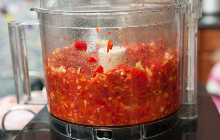 1. Этап. Куриное филе в чесночном соусе: Перемалываем содержимое в миксере до показанной на фотографии консистенции.