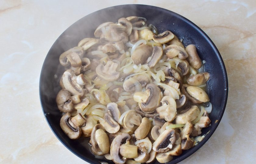 1. Этап. Шампиньоны с луком: За это время грибы прогрелись, уменьшились в размере и пустили сок. Теперь крышку можно убрать. Готовьте грибы еще 5-7 минут, чтобы испарилась лишняя влага.