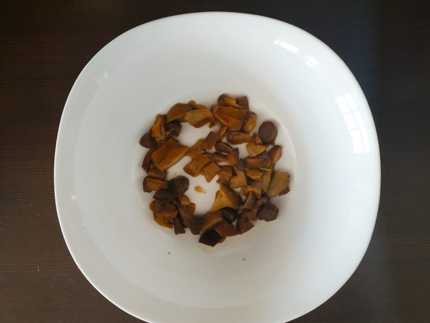 1. Этап. Салат с грибами и яблоками: Грибы промойте и мелко нашинкуйте.