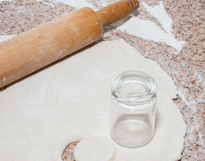 1. Этап. Пельмени с креветками: Тесто делим на несколько частей и раскатываем каждую в тонкий пласт, при помощи рюмки или стакан вырезаем из теста небольшие кружочки.