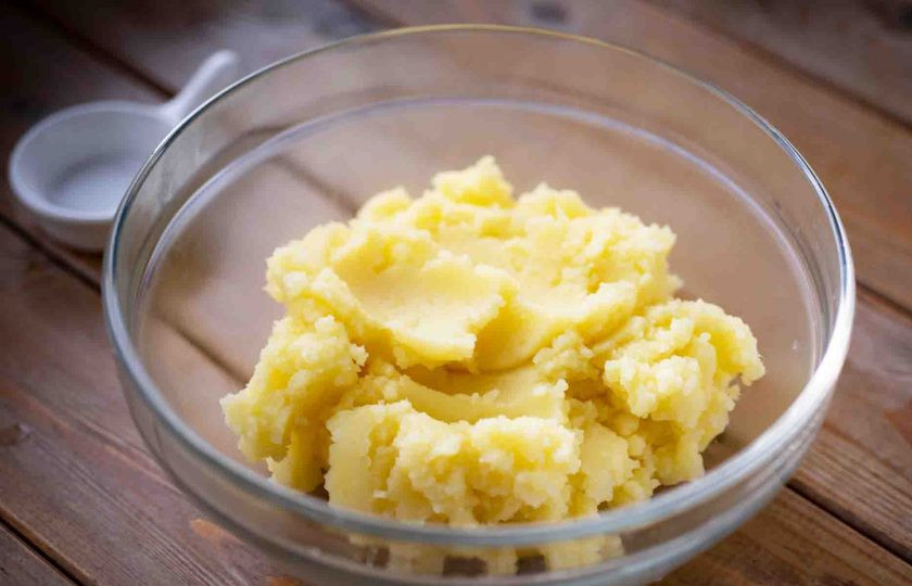 1. Этап. Ньокки с креветками: В миске толкушкой истолките отварной картофель в пюре.