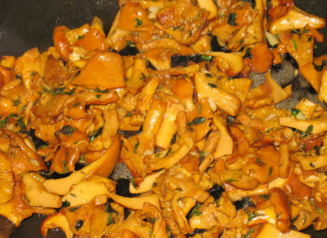 1. Этап. Тортеллини с грибами: Обжариваем грибы до полной готовности, в конце добавляем к ним измельченный чеснок и сушеную зелень.