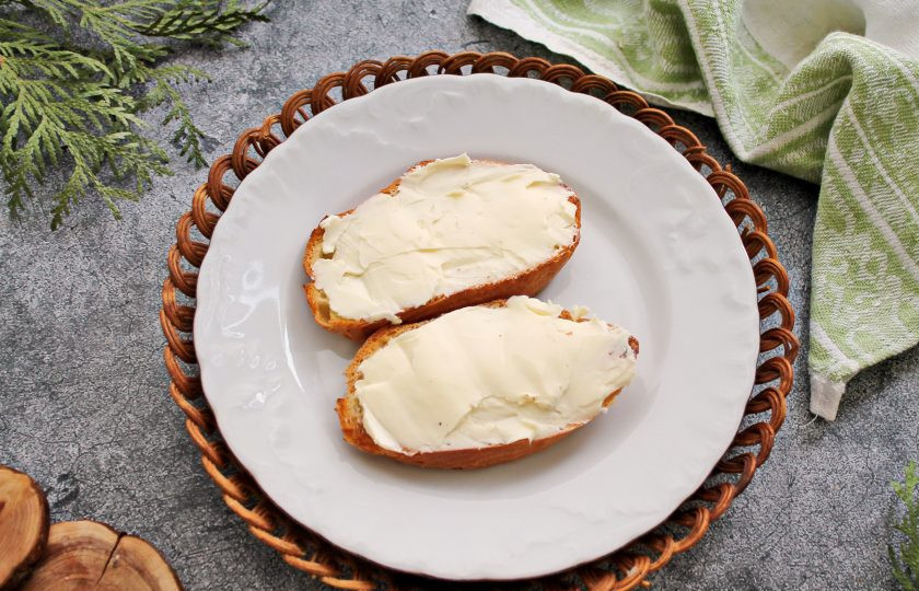 1. Этап. Бутерброды с маслом и сыром: Нанесите на батон масло с одной стороны.