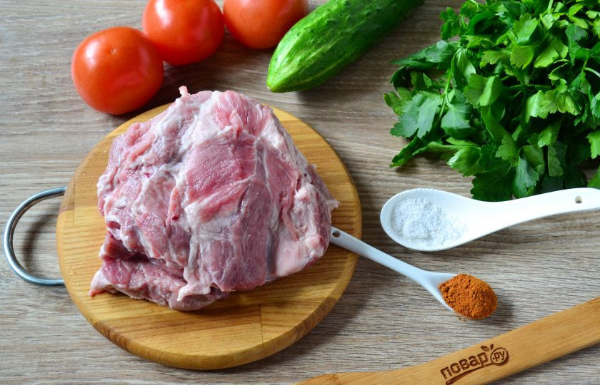 1. Этап. Шашлык с паприкой: Подготовьте все необходимые ингредиенты. Шашлык с паприкой можно готовить из других частей свинины, но лучше всего подходит шейка.