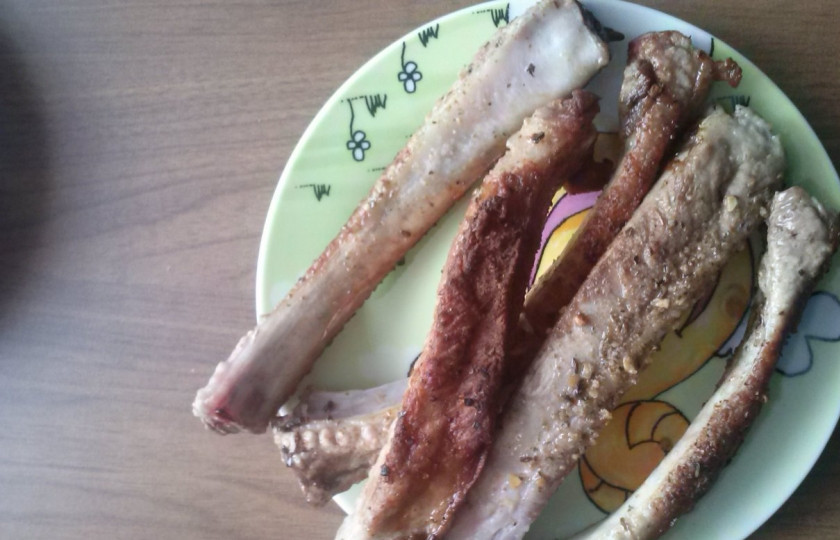 1. Этап. Сочные рёбрышки!: Обжариваем ребра с обеих с торон по 2 минуты .Выкладываем на тарелку