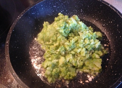 1. Этап. Макароны с соусом из брокколи и креветками: 5. Добавим на сковороду пюре из брокколи.