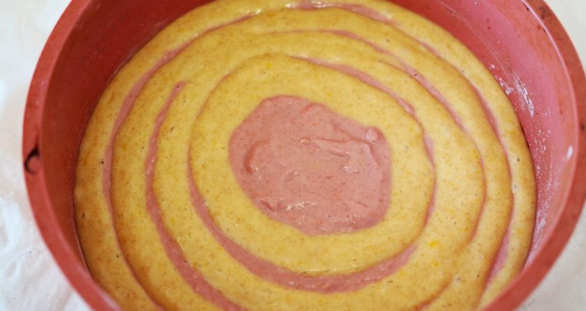 1. Этап. Малиновая «Зебра»: Выкладывайте по 2-3 столовых ложки каждого вида теста в центр подготовленной формы, чередуя их. Так как тесто для малиновой 