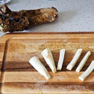 1. Этап. Хреновуха: Хрен очищаем от шкурки и нарезаем довольно крупной соломкой.