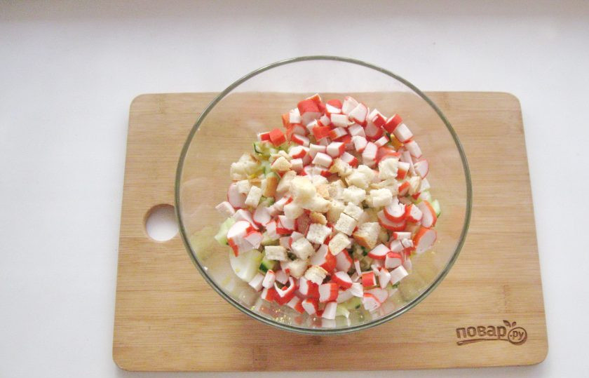 1. Этап. Салат из цветной капусты с крабовыми палочками: Добавьте в салат сухарики.