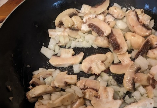 1. Этап. Грибной крем-суп с кинзой: Обжарьте грибы на среднем огне, добавьте лук