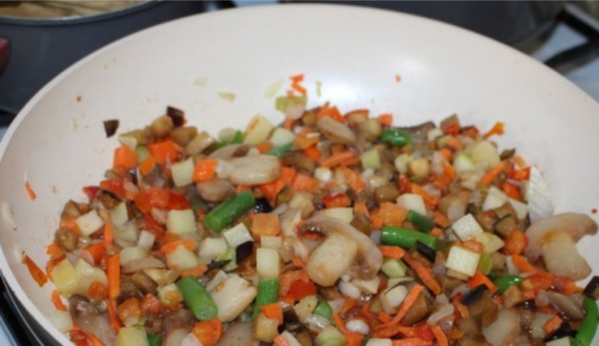 1. Этап. Лазанья из блинов: 2. Овощи нарежьте мелкими кусочками и обжаривайте на растительном масле в течении 5-7 минут. Добавьте соли и перца по вкусу.