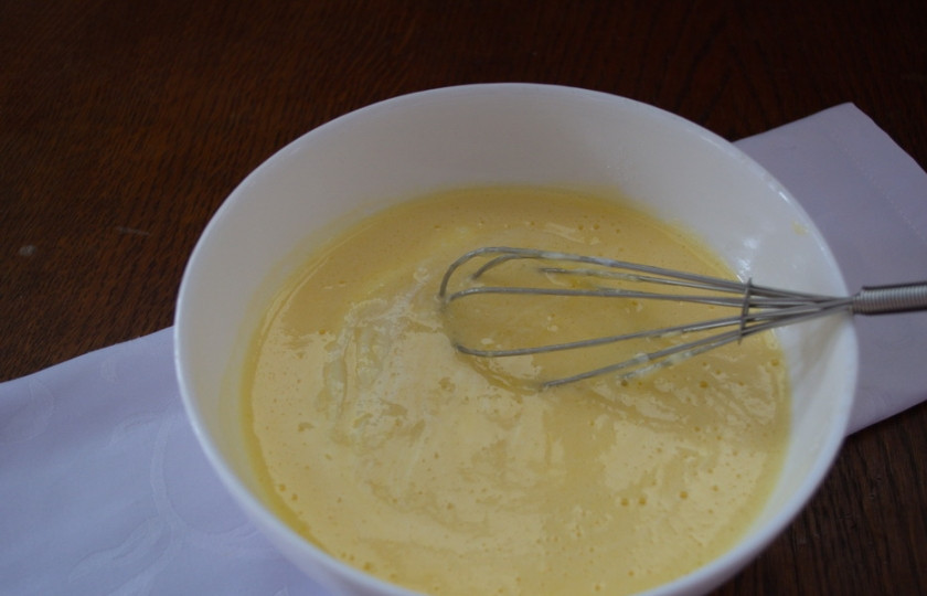 1. Этап. Диетические маффины: В массу добавьте сметану. Снова взбейте.