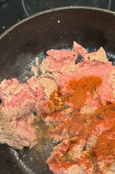 1. Этап. Салат Биг Мак: Обжарить на оливковом масле фарш, посолить, поперчить, добавить паприку