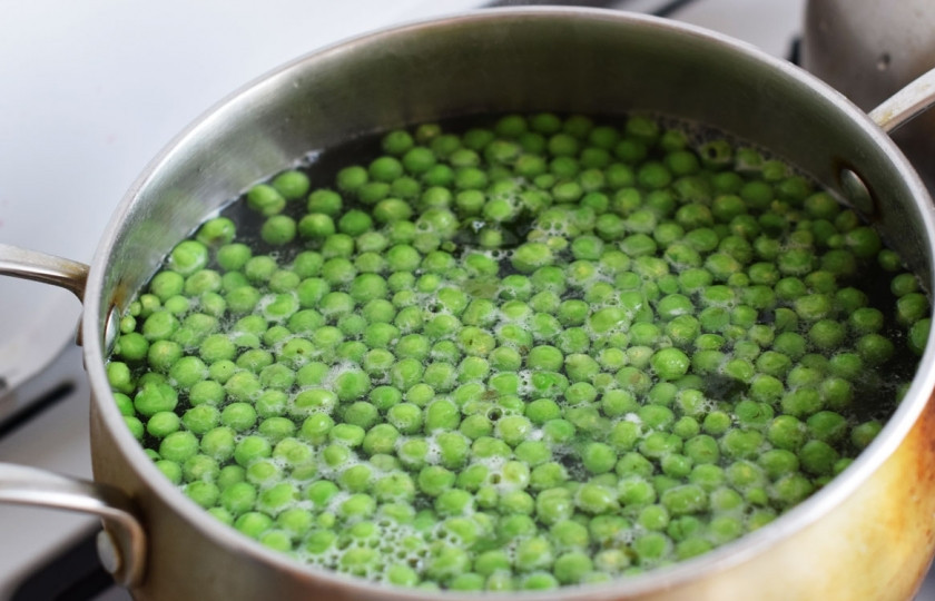 1. Этап. Тушеный горошек: Горошек проварите в течении пары минут в кипящей воде.