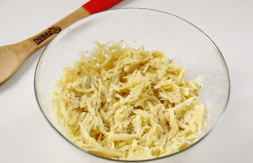 1. Этап. Картофельная запеканка на сковороде: Перемешайте.