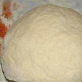 1. Этап. Пицца с помидорами, колбасой и сыром: 1. Чтобы приготовить тесто, мед и дрожжи надо растворить в теплой воде. Добавить туда масло, соль и просеянную муку. Тесто должно получиться мягкой консистенции. Накрыть тесто полотенцем и убрать, чтобы оно поднялось. Оно отстаивается в течение 7-8 минут. И после этого можно тесто раскатывать.