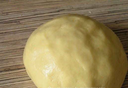 1. Этап. Праздничная кростата с зефиром: Замесите тесто, скатайте в шар, заверните в пленку и уберите на 30-60 минут в холодильник.