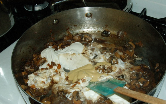 1. Этап. Бефстроганов с грибами и луком: Переходим к бефстроганов: Уменьшите огонь, добавьте сметану и дежонскую горчицу.