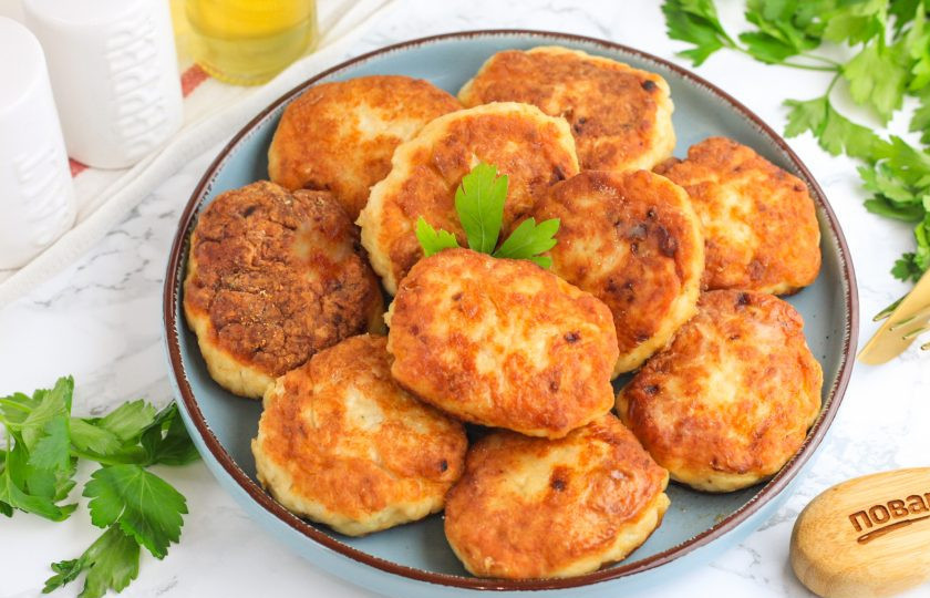 1. Этап. Котлеты из рыбы и курицы: Подайте котлеты из рыбы и курицы к столу горячими с ломтиками хлеба и соусами.