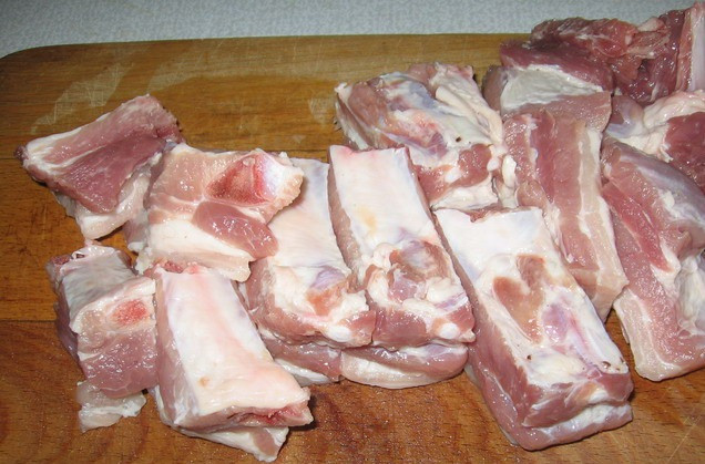 1. Этап. Шурпа из свиных ребрышек: Разрезаем ребра на небольшие куски. Если вам попались очень жирные ребра, рекомендую срезать некоторую его часть.