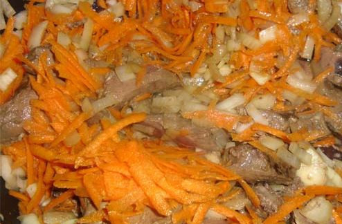 1. Этап. Начинка с печенью для пирожков: Затем в сковородку добавляем мелко нарезанный лук, обжариваем, перемешивая. Затем добавляем натертую на крупной терке морковь.