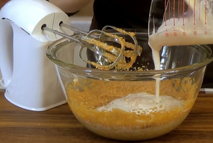 1. Этап. Булочки с тыквой и корицей: 2. Добавьте яйца комнатной температуры, пюре из запеченной тыквы, соль, молотую корицу, имбирь и гвоздику. Смешайте до однородного состояния. Соедините с активированными дрожжами.
