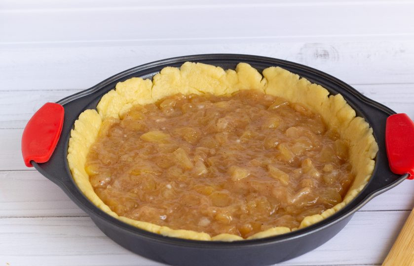 1. Этап. Яблочный пирог по-польски: На тесто выложите начинку.