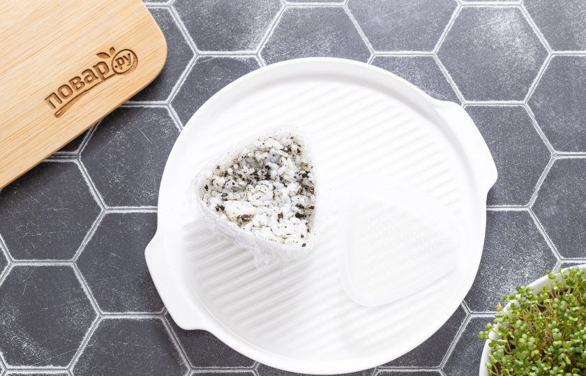 1. Этап. Яки онигири: Накройте еще 1 ст.л. риса, прижмите и сформируйте треугольник. Повторите предыдущие шаги, пока не закончится рис и начинка.