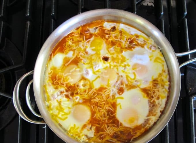 1. Этап. Шакшука с сыром: 5. Примерно через 15 минут, когда яйца приготовятся, натрите сверху сыр.