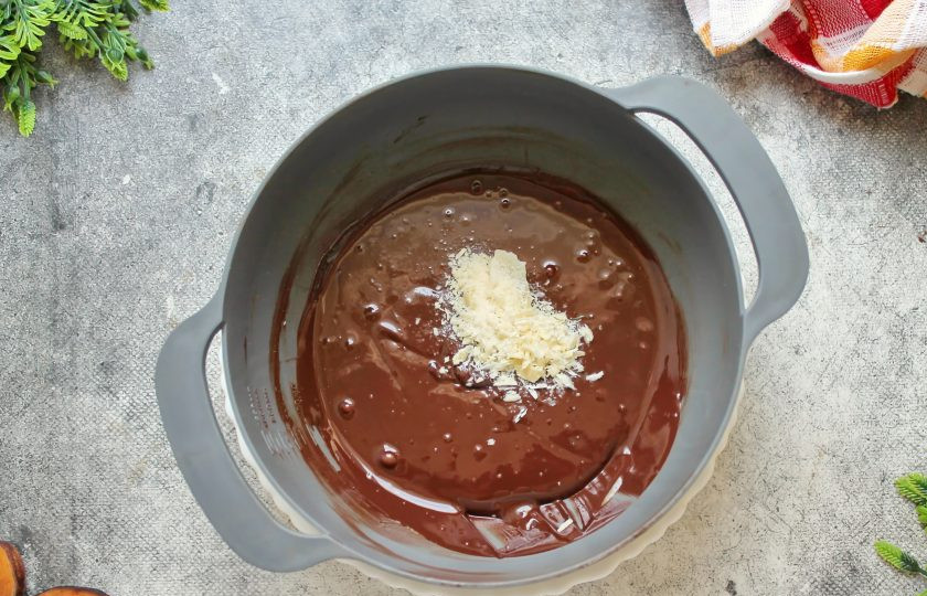 1. Этап. Летний торт: Какао масло измельчите и выложите в шоколад. Перемешайте до однородности и, продолжая мешать, остудите его до 30 градусов.