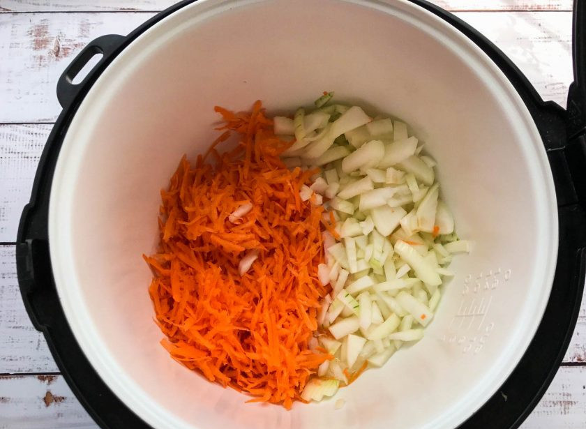 1. Этап. Перловка с индейкой в мультиварке: В чашу мультиварки налейте растительное масло, выложите овощи и включите режим 