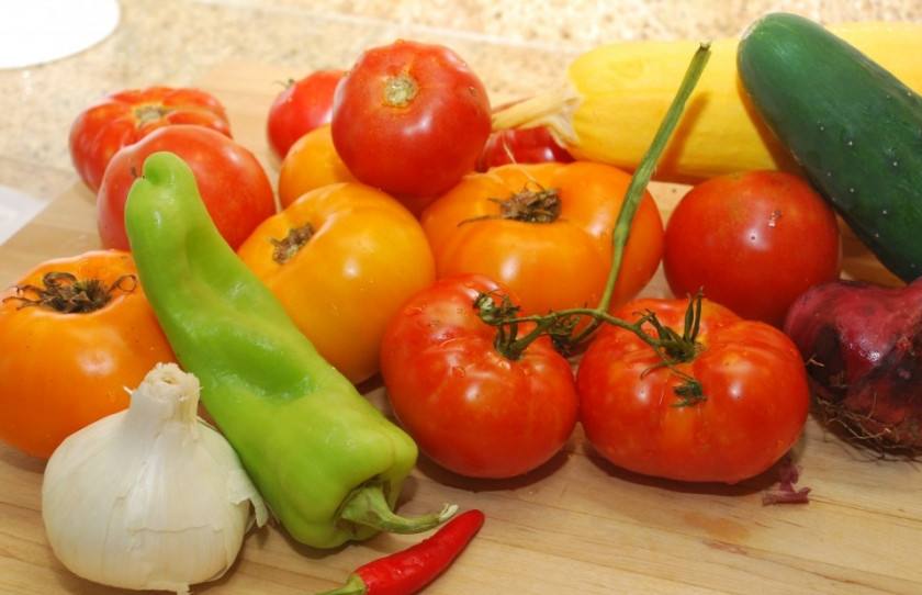 1. Этап. Гаспачо: 1. Приготовьте все овощи для гаспачо, промойте и очистите от веточек, кожицы и плодоножек.