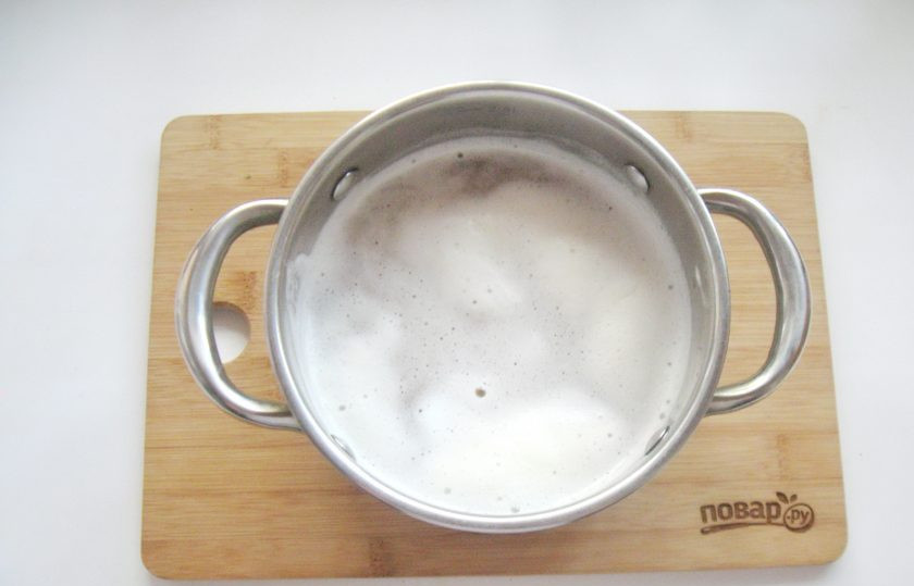 1. Этап. Пюре гороховое с копченостями: Доведите горох до кипения и снимите пену.