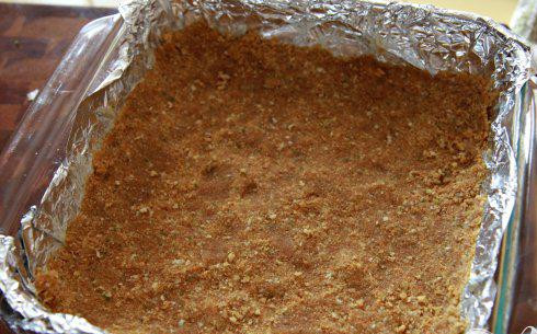 1. Этап. Клубничные пирожные: 3. Выложить смесь в подготовленную форму, прижимая ее пальцами к поверхности. Выпекать до светло-коричневого цвета, от 8 до 12 минут. Дать остыть в течение 30 минут.