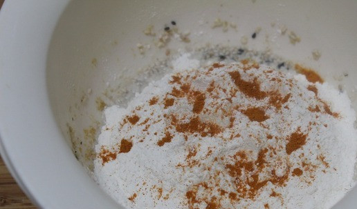 1. Этап. Хрустящие крекеры из поленты и кунжута: Добавить соль, специи по вкусу, муку.