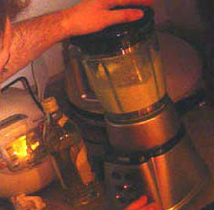 1. Этап. Коктейль из дыни и огурца: Хорошенько смешиваем ВСЕ ингредиенты в блендере. После смешивания процедите жидкость.