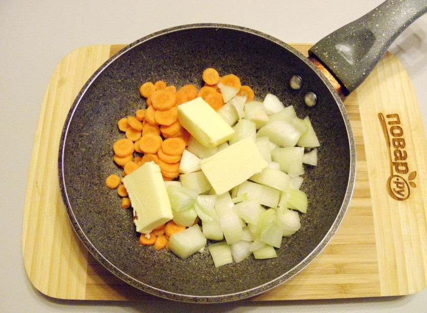 1. Этап. Рыбный суп классический: Порежьте мелко лук и морковь. Пассеруйте овощи на сливочном масле до мягкости.