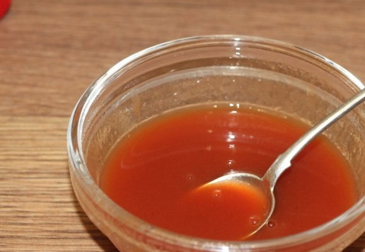 1. Этап. Пирожки из слоеного теста на кефире: 5. Томатную пасту смешиваем с водой (50) мл и вливаем в овощную смесь, солим и перчим, перемешиваем и тушим овощи до готовности. Затем перекладываем в миску. Одна начинка готова!