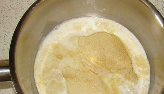 1. Этап. Творожный торт с желе и фруктами: Наливаем в небольшую кастрюлю половину молока, высыпаем в молоко желатин.