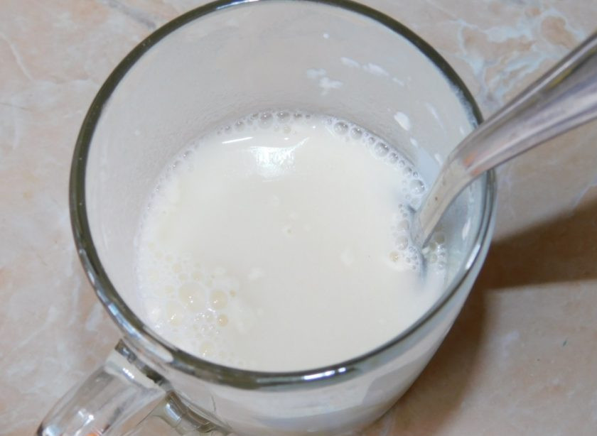 1. Этап. Летний кисель: В отдельной кружке разводим крахмал в небольшом количестве воды. И вливаем в кипящий сок. Провариваем пару минут до легкого загустения.