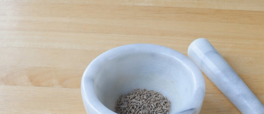 1. Этап. Ароматные хрустящие утиные ножки со сливами: 2. Все неизмельченные специи необходимо измельчить в ступке.