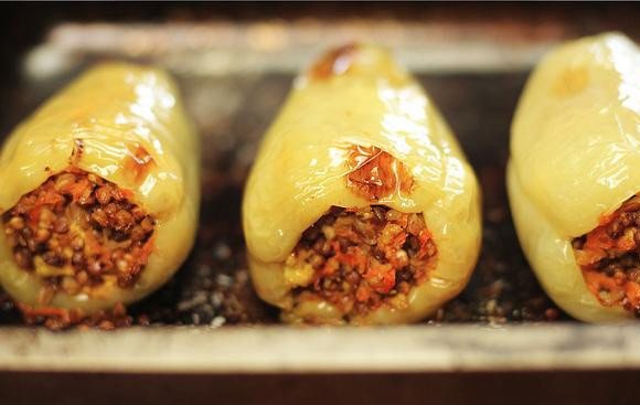 1. Этап. Перец, фаршированный сыром и гречкой: И отправляем в духовку на 10 минут.