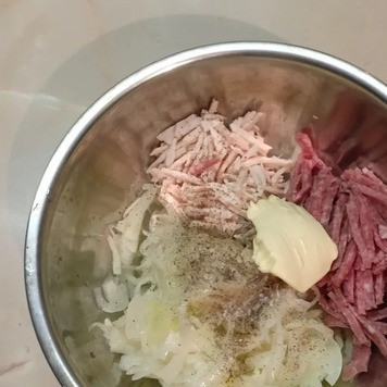 1. Этап. Салат Любавушка: Посолить, поперчить, заправить салат майонезом и хорошо перемешать.