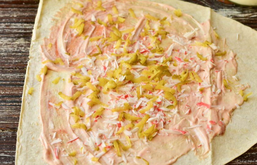 1. Этап. Шаурма с ветчиной: Натрите соленые огурцы.