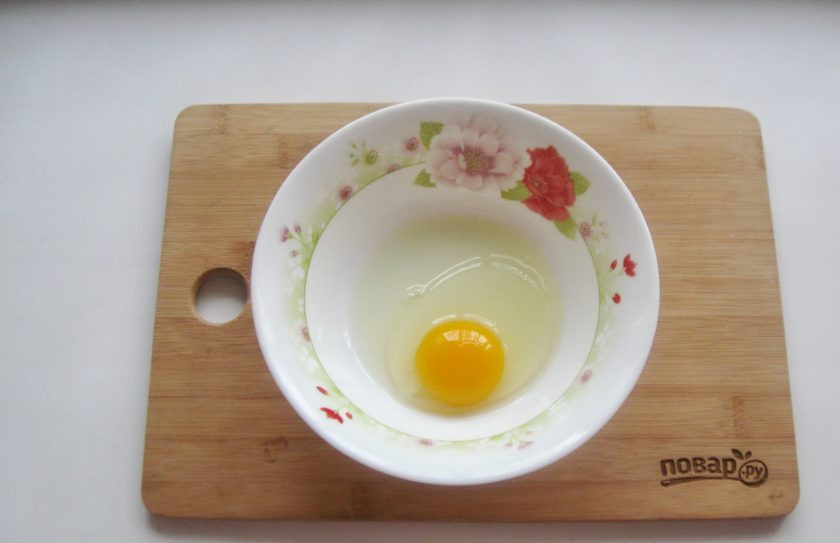 1. Этап. Вафли на простокваше: Яйцо разбейте в миску.