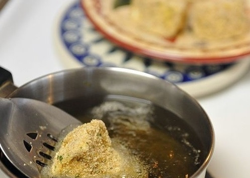 1. Этап. Сыр, жареный в панировке: 8. Каждый кусочек сыра жарьте в горячем масле в течение 20-30 секунд. Не прокалывайте.