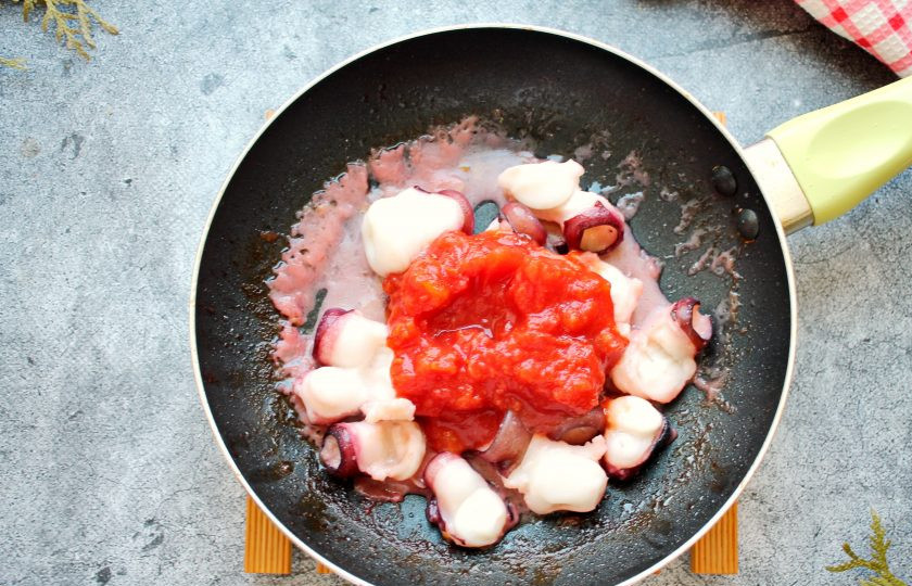 1. Этап. Паста с осьминогом в томатном соусе: Добавьте к кальмару томатную пасту, посолите, поперчите и перемешайте.